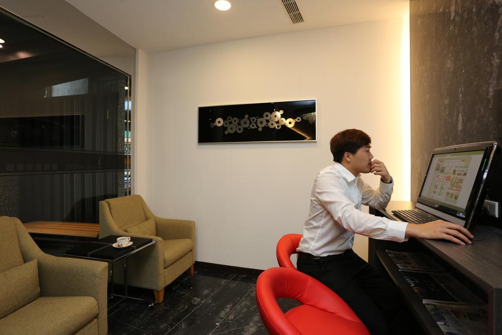 Chiayi Look Hotel Bagian luar foto